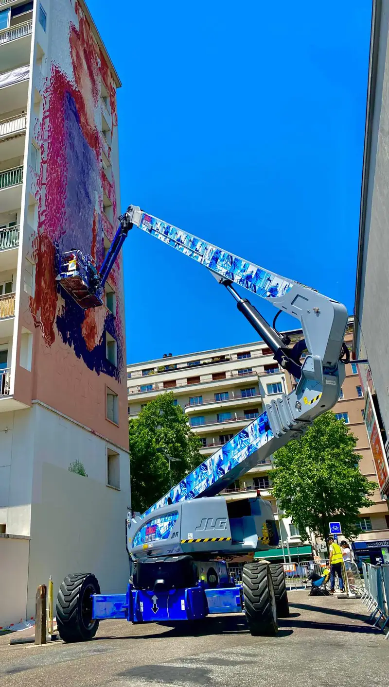 nacelle automotrice articulée pendulaire au street art festival de Grenoble